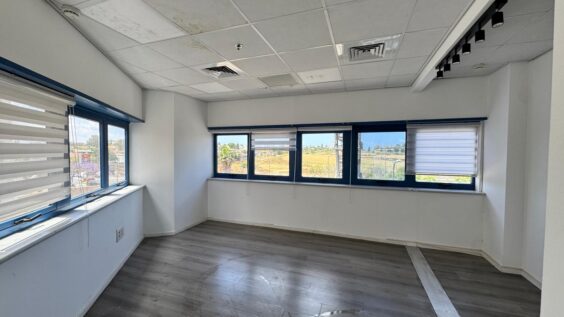 בבניין מתוחזק ונעים בלב פארק המדע