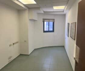 2 מטבחונים מאובזרים, 3 תאי שירותים ו-2 מרחבים מוגנים