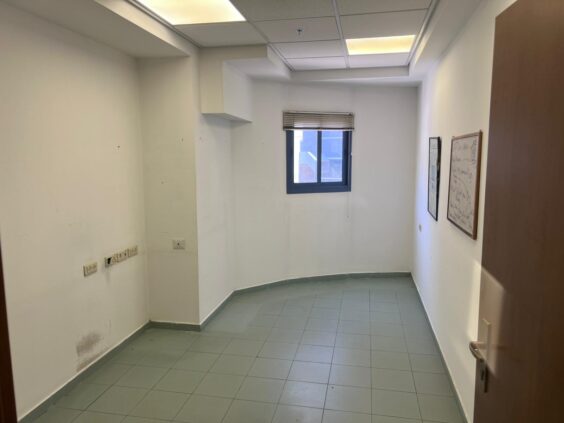 2 מטבחונים מאובזרים, 3 תאי שירותים ו-2 מרחבים מוגנים