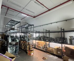 השטח מתחיל בחזית רחבה
