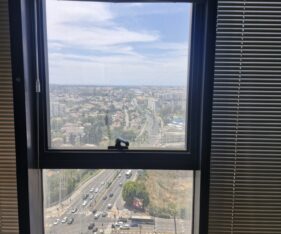 משרד מואר מאוד בחלוקה לחדרים, חלל פתוח ומטבח