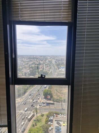 משרד מואר מאוד בחלוקה לחדרים, חלל פתוח ומטבח