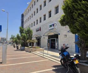 חזית רחבה לרחוב, תקרה גבוהה וחלל גדול