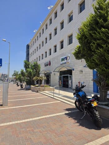 חזית רחבה לרחוב, תקרה גבוהה וחלל גדול