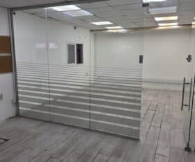 חלל מרווח בגובה של כ 5 מטר כולל כניסה רחבה