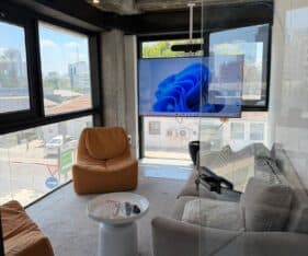 בקומת קרקע המציע אופן ספייס ענק בעיצוב תעשייתי,