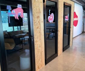 כולל מטבח מודרני מאובזר, רצפת בטון מוחלק ומיזוג מלא