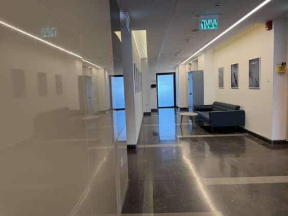 קומה עצמאית במגדל עסקים יוקרתי
