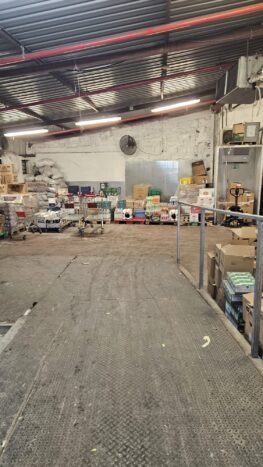 למבנה מגרש חנייה ליד הנכס וכן אזור פריקה וטעינה
