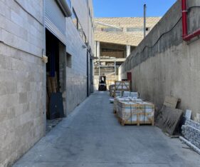 ממוקם בצומת אסטרטגי של כבישים 20 ו-441