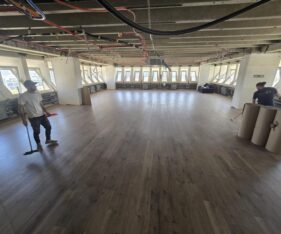 בקומה גבוהה עם חלונות רחבים המציפים את החלל באור טבעי
