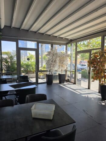 שטח מקורה כ 40 מטר מתאים למסעדה וכו