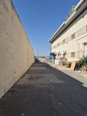 מחסן גובה 9 מטר, עם חצר תפעול פרטית