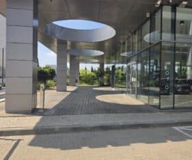 665 מר שטח מסחר בנוי ומושקע חזית רחבה
