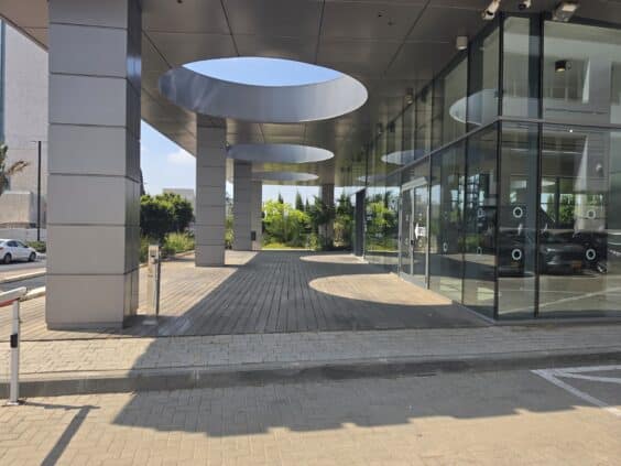 665 מר שטח מסחר בנוי ומושקע חזית רחבה